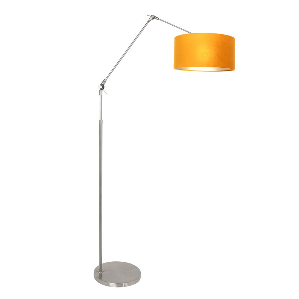 Vue de profil du luminaire, abat-jour cylindrique orange et long bras métallique.