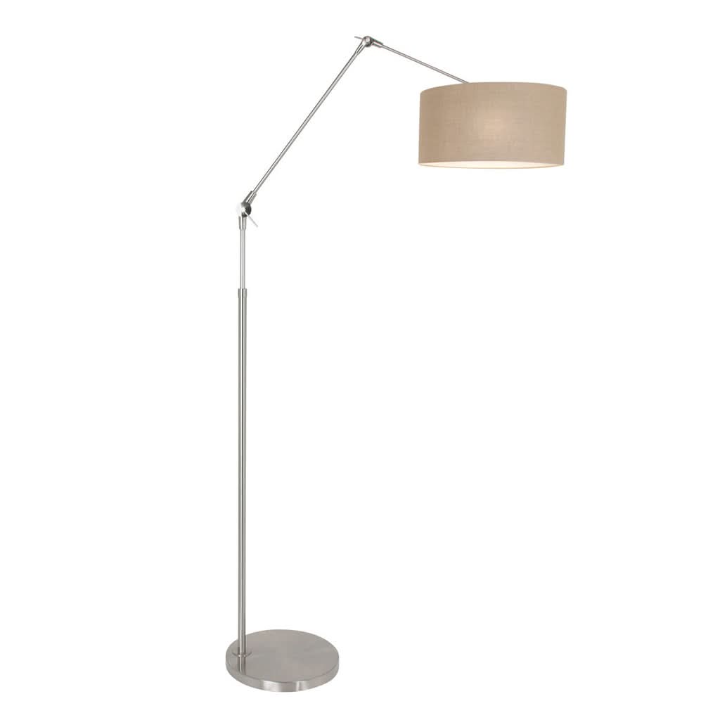 Même lampadaire éclairé, lumière chaude diffusée sous l’abat-jour en lin.