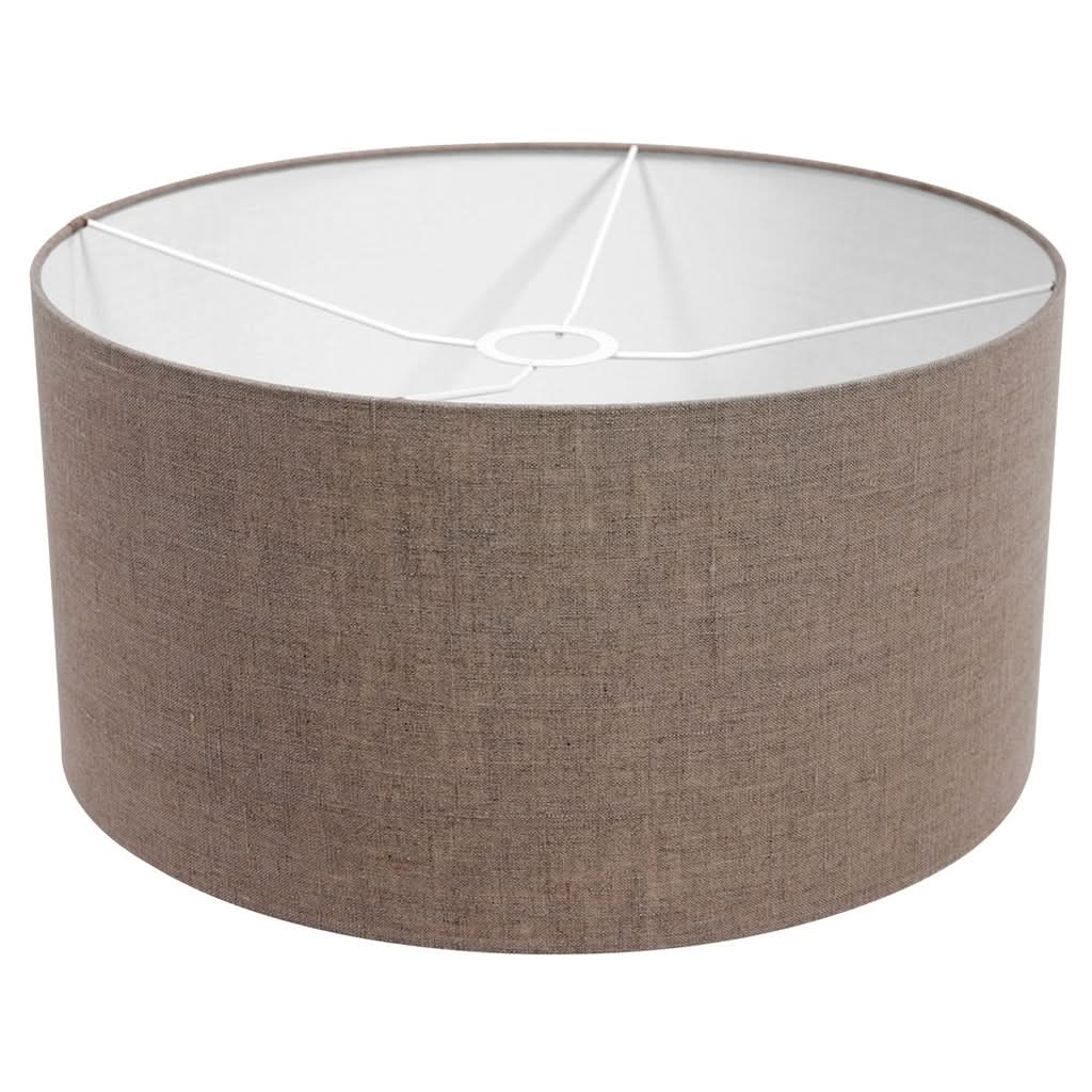 Abat-jour cylindrique en lin taupe, intérieur blanc et armature métallique en étoile.
