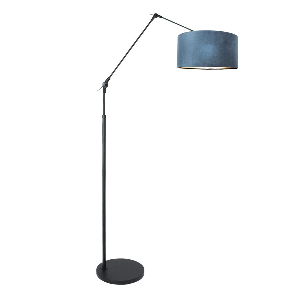 Vue de trois quarts du lampadaire bleu, ombre douce sur l'abat-jour en velours