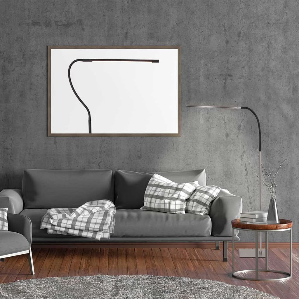 Mise en ambiance : lampe allumée près d'un canapé gris, intérieur contemporain.