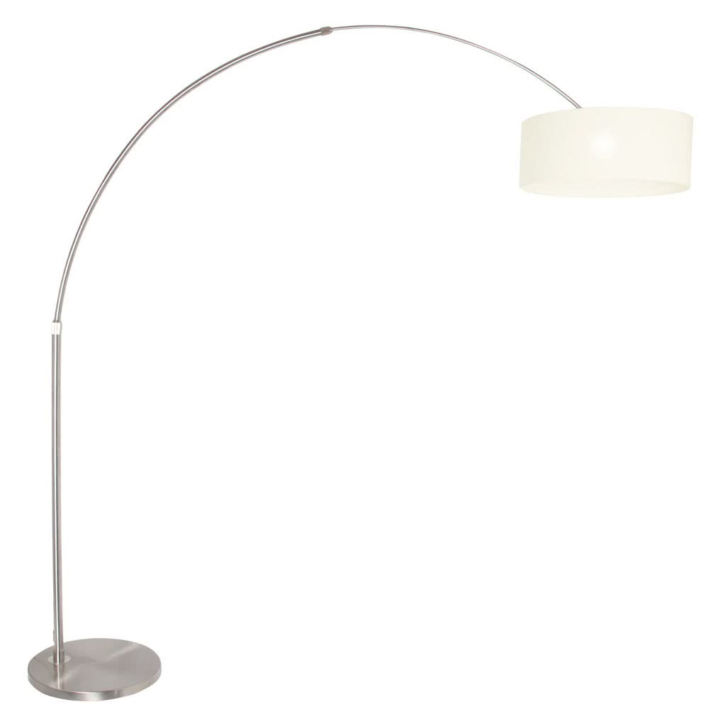 Même lampe arcée allumée, abat-jour diffusant une lumière chaude et enveloppante
