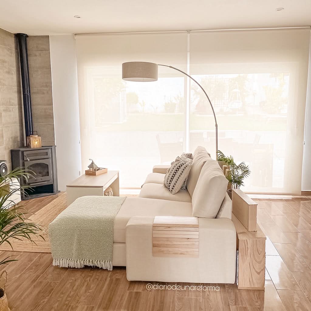 Mise en ambiance dans un salon, lampe arc près du canapé et baie vitrée