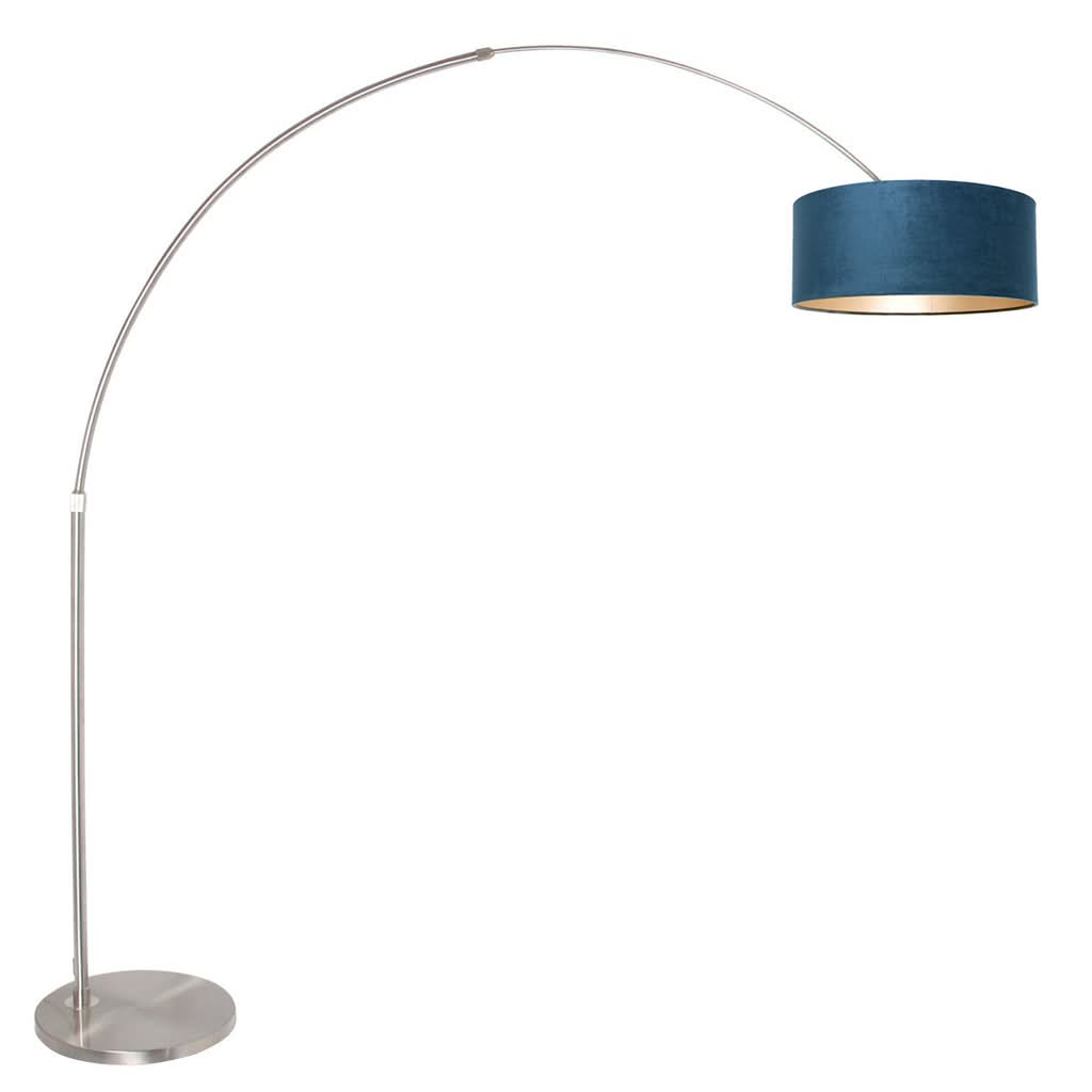Seconde vue du luminaire entier, abat-jour bleu en velours et grand arc métallique.