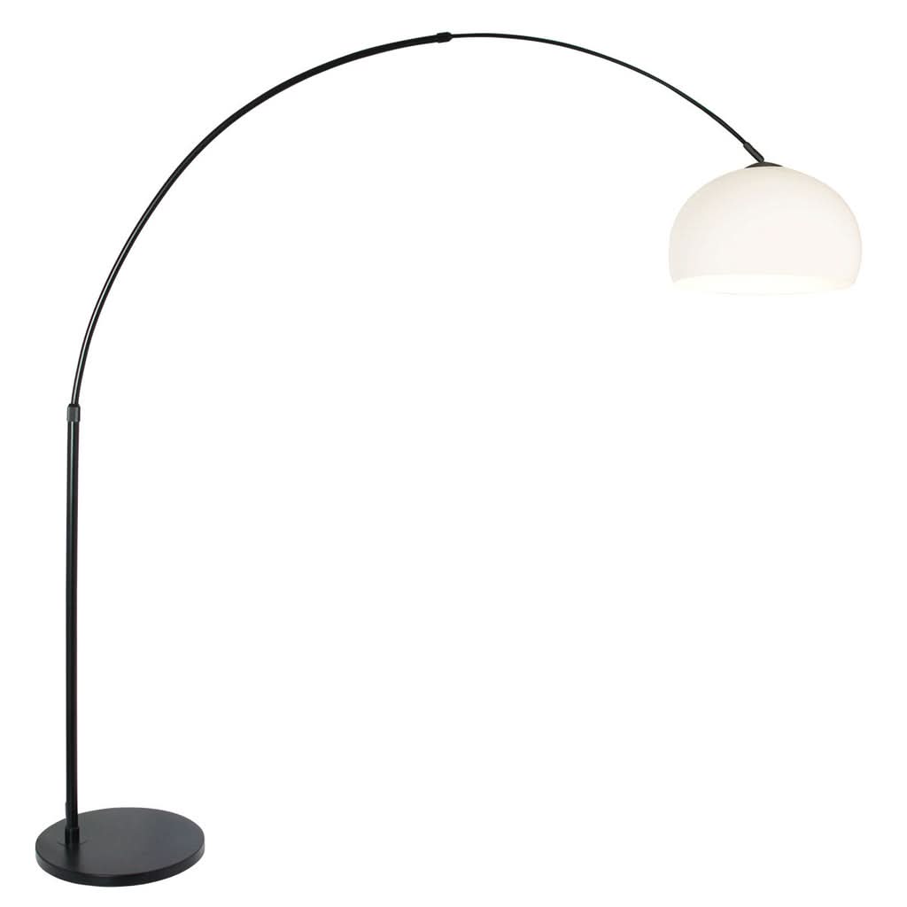 Même lampe arquée noire, abat-jour blanc allumé, éclairage doux visible sous la coupole.