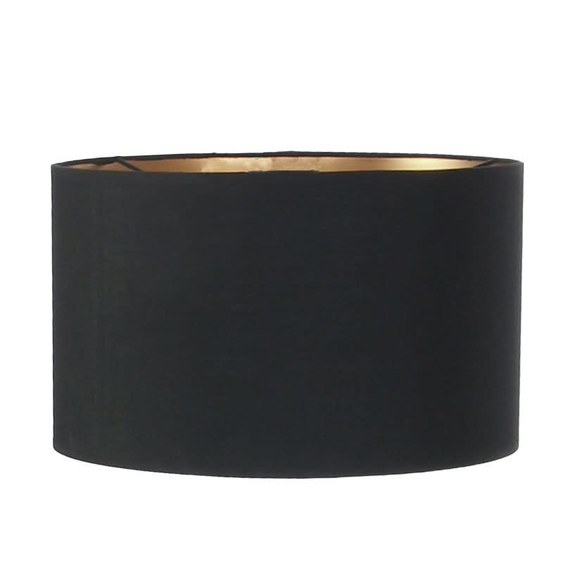 Détail de l'abat-jour cylindrique noir avec intérieur doré réfléchissant.