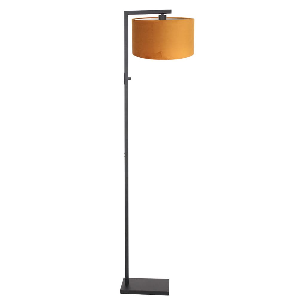 Vue de trois-quarts du luminaire, pied métallique noir et abat-jour ocre suspendu