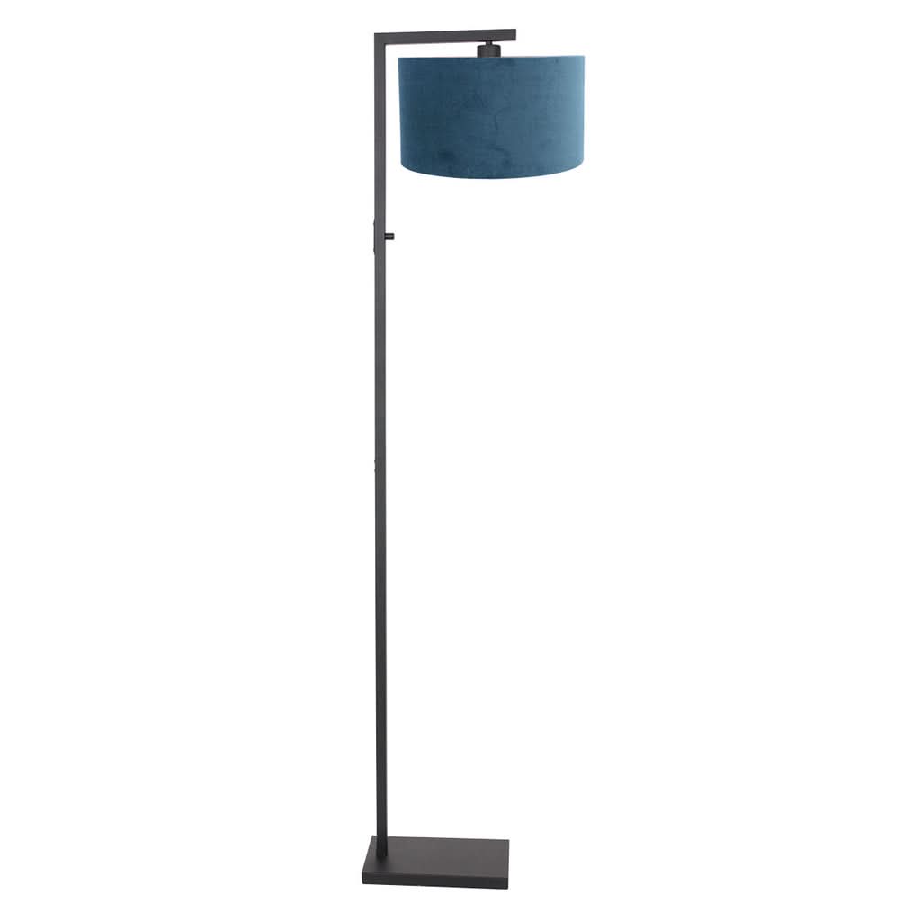 Vue de trois quarts du lampadaire noir et son abat-jour bleu velours, pied rectangulaire.