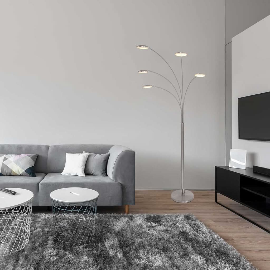 Mise en ambiance dans un salon moderne avec canapé gris et tapis