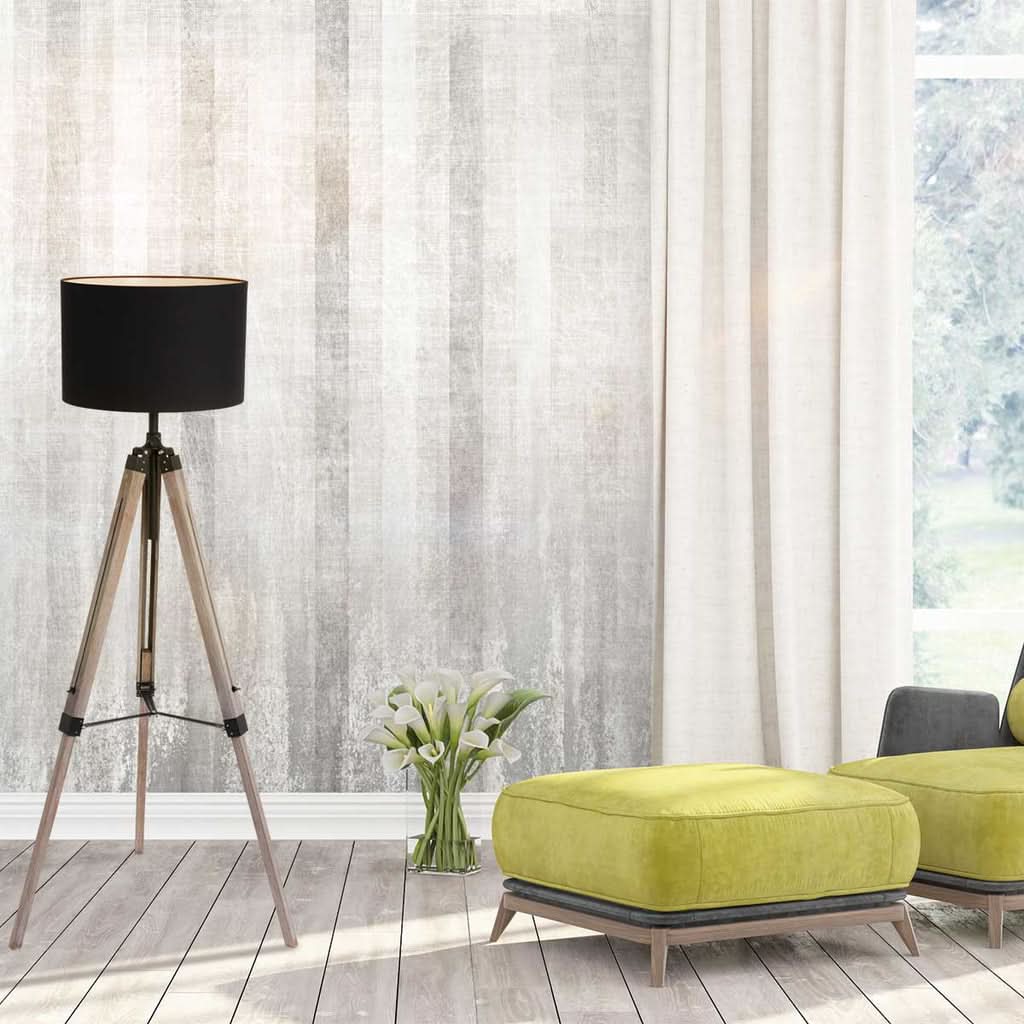 Mise en ambiance d'un salon avec ce lampadaire près de rideaux et poufs verts.