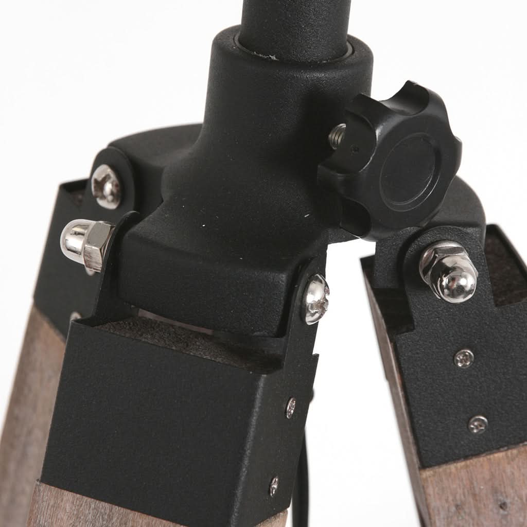 Détail du sommet métallique noir reliant les trois pieds en bois avec vis et molette
