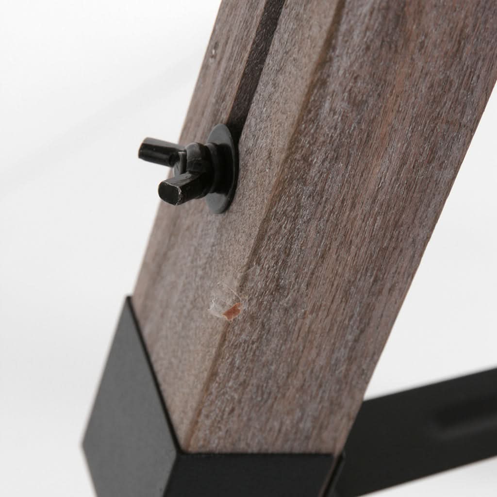 Détail d'un pied en bois texturé avec fixation métallique noire et petite vis apparente
