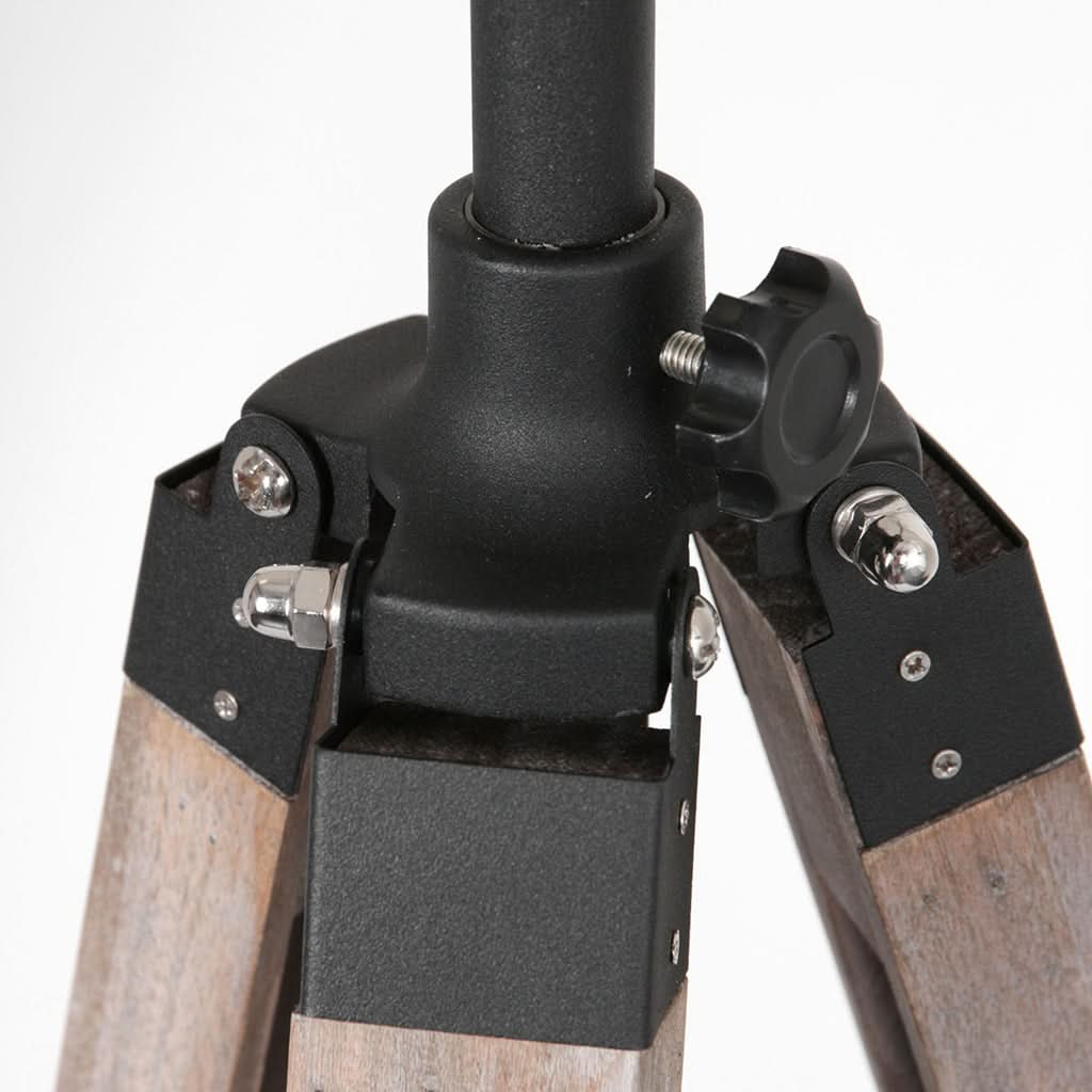 Gros plan sur l'articulation supérieure noire avec vis et molette de serrage maintenant les pieds.