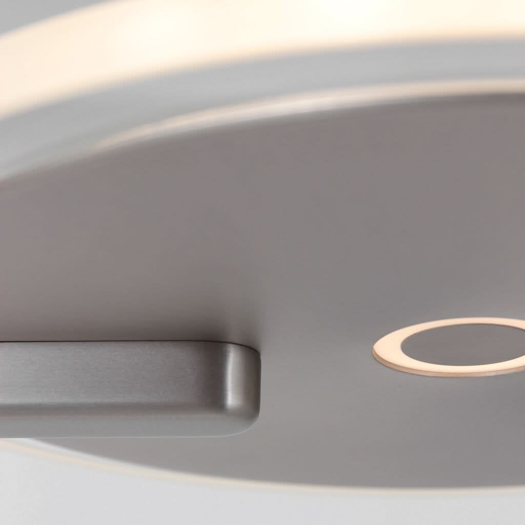 Gros plan sur la finition brossée et l'anneau lumineux incrusté du disque
