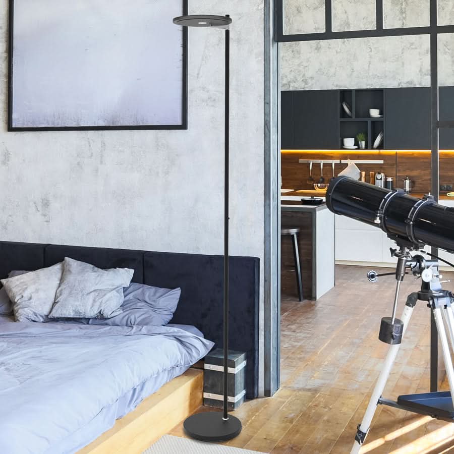Mise en ambiance dans une chambre, lampadaire allumé près du lit et télescope.