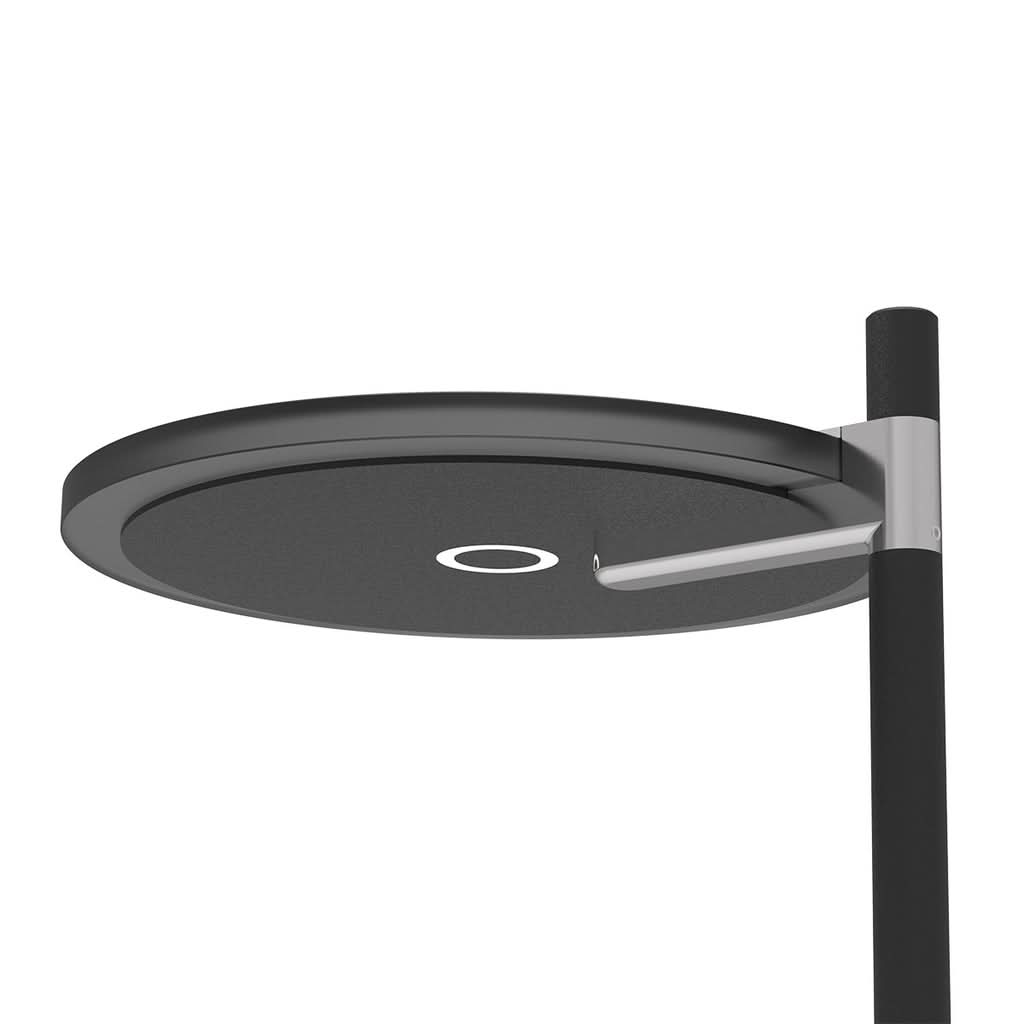 Gros plan sur la tête du lampadaire, dessous du disque et éclairage annulaire.