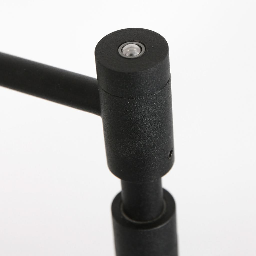 Gros plan sur l'articulation cylindrique noire et son axe de rotation en métal.