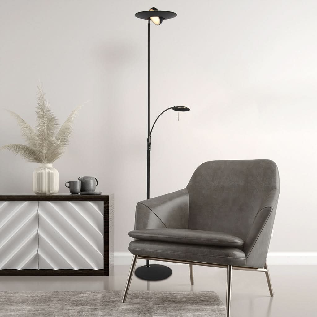 Scène intérieure avec fauteuil gris, buffet à façade chinée et lampadaire en fond.