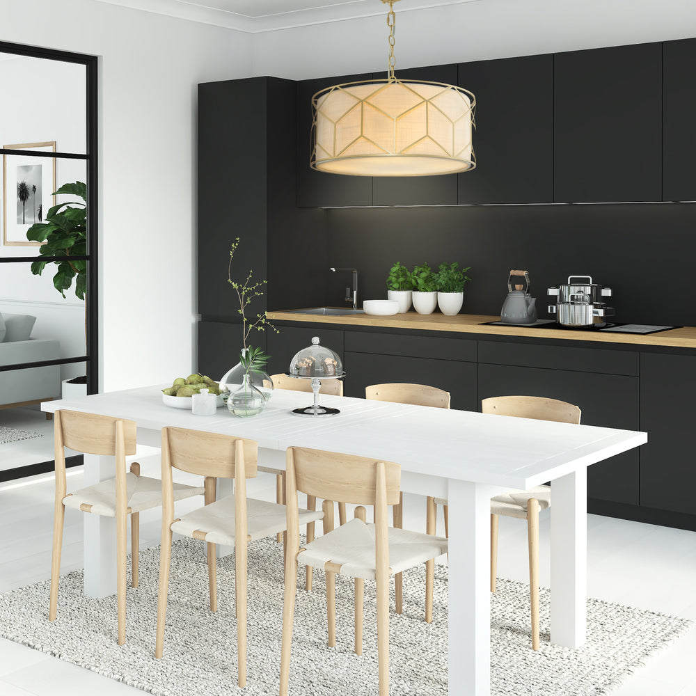 Mise en ambiance au-dessus d'une table blanche dans une cuisine sombre et moderne