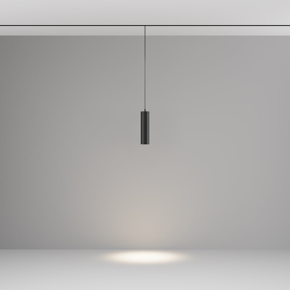 Mise en ambiance montrant le cône de lumière projeté au sol dans une pièce vide.