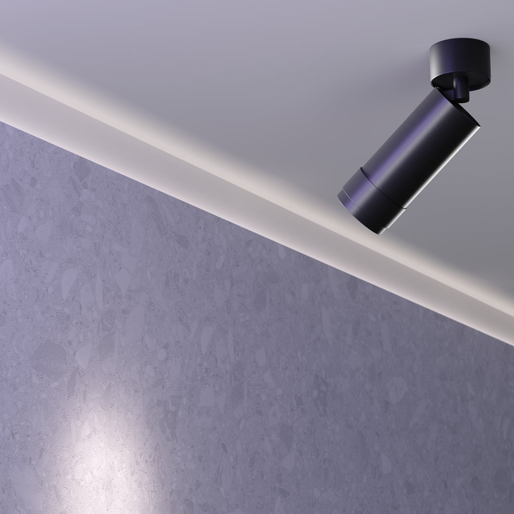 Mise en ambiance du plafonnier noir orienté vers un mur effet béton ciré