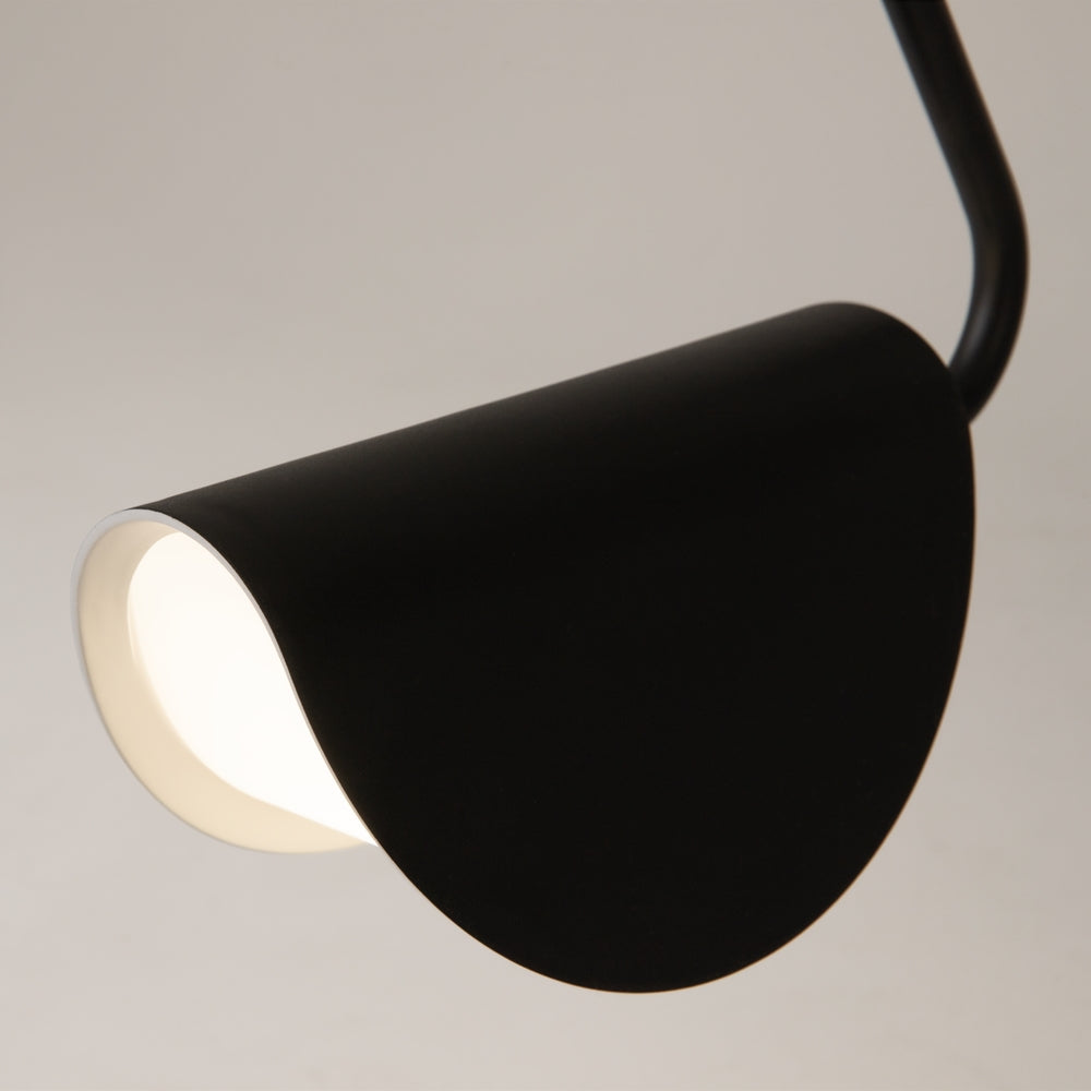 Détail de la finition noire mate et de l intérieur blanc de l abat-jour.