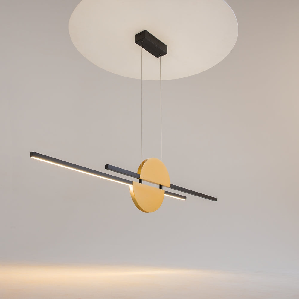 Mise en ambiance au plafond, éclairage chaud diffusé par les barres LED