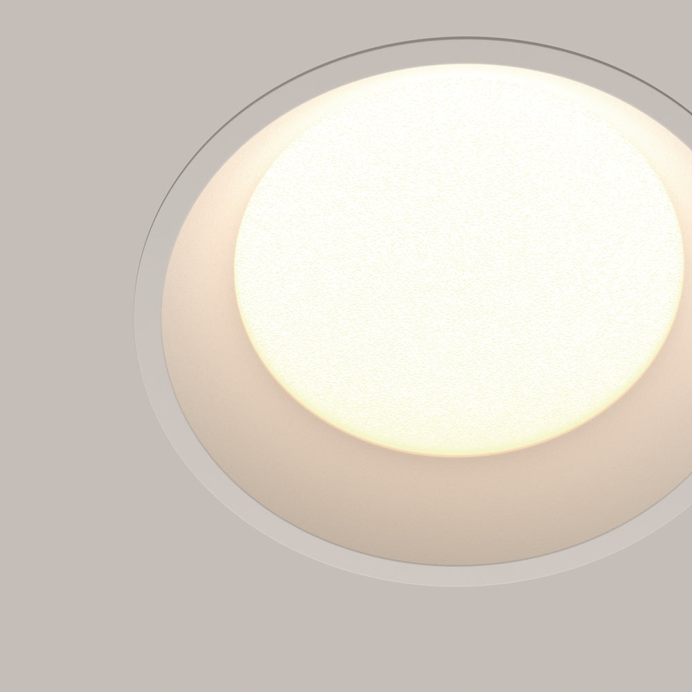 Gros plan sur le diffuseur texturé du spot rond blanc éclairé