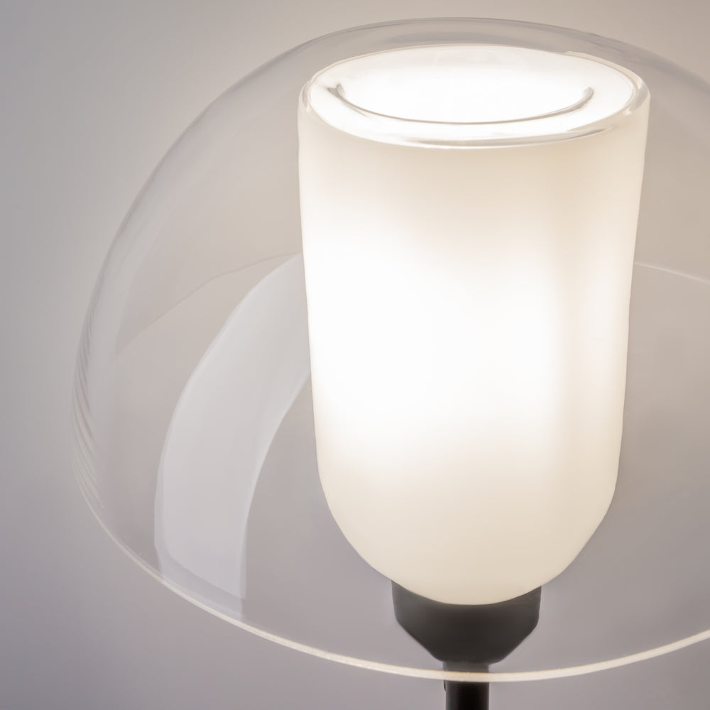 Gros plan du double abat-jour, verre transparent et cylindre opalin lumineux