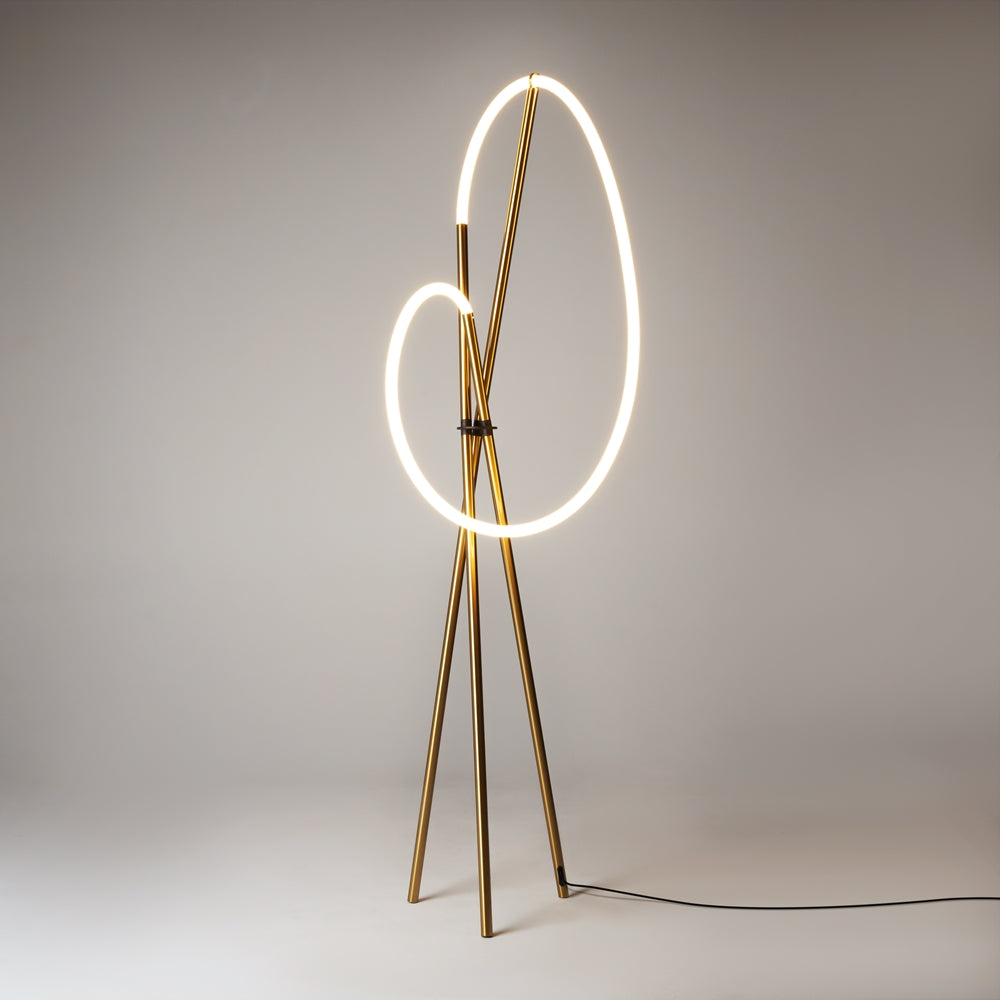 Goldene Stehlampe mit Häkeloptik