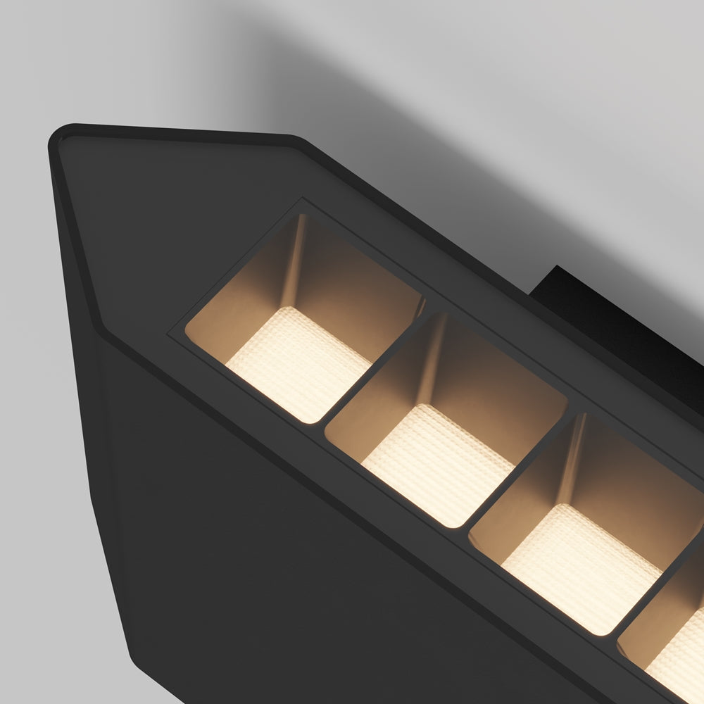 Détail rapproché des cinq modules LED striés et de leurs réflecteurs blancs.