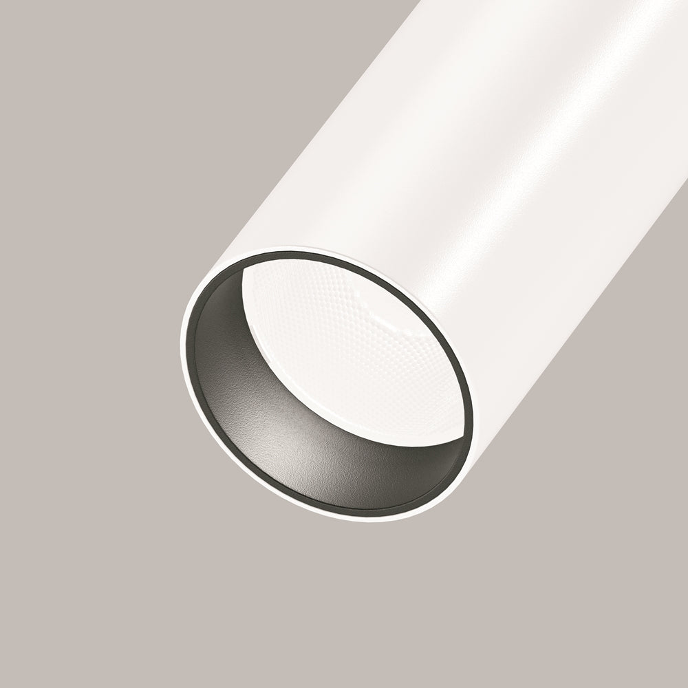 Détail de l'ouverture cylindrique avec collerette sombre et diffuseur blanc