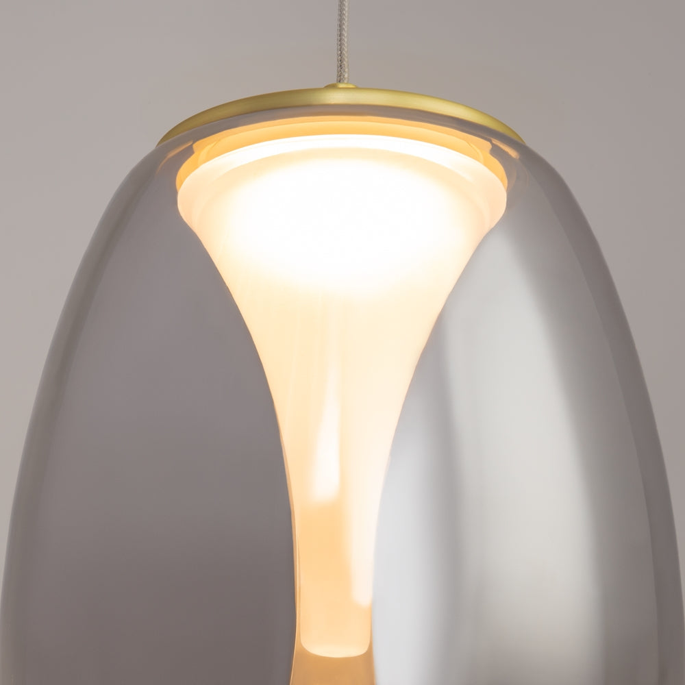 Détail du haut du verre, bague dorée et câble de suspension tressé.