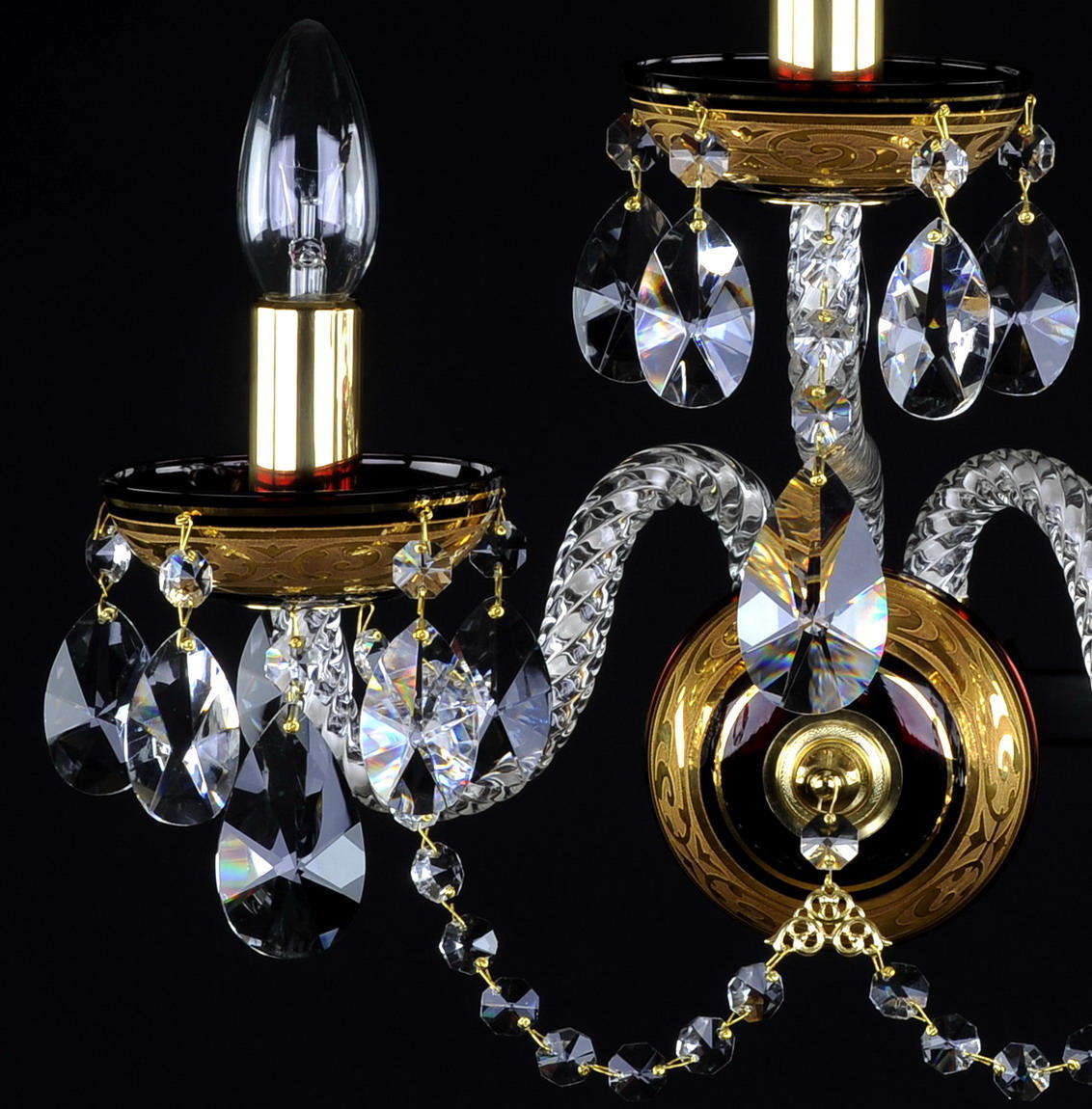 Détail rapproché du bras gauche, coupelle dorée et pendentifs en cristal facetté