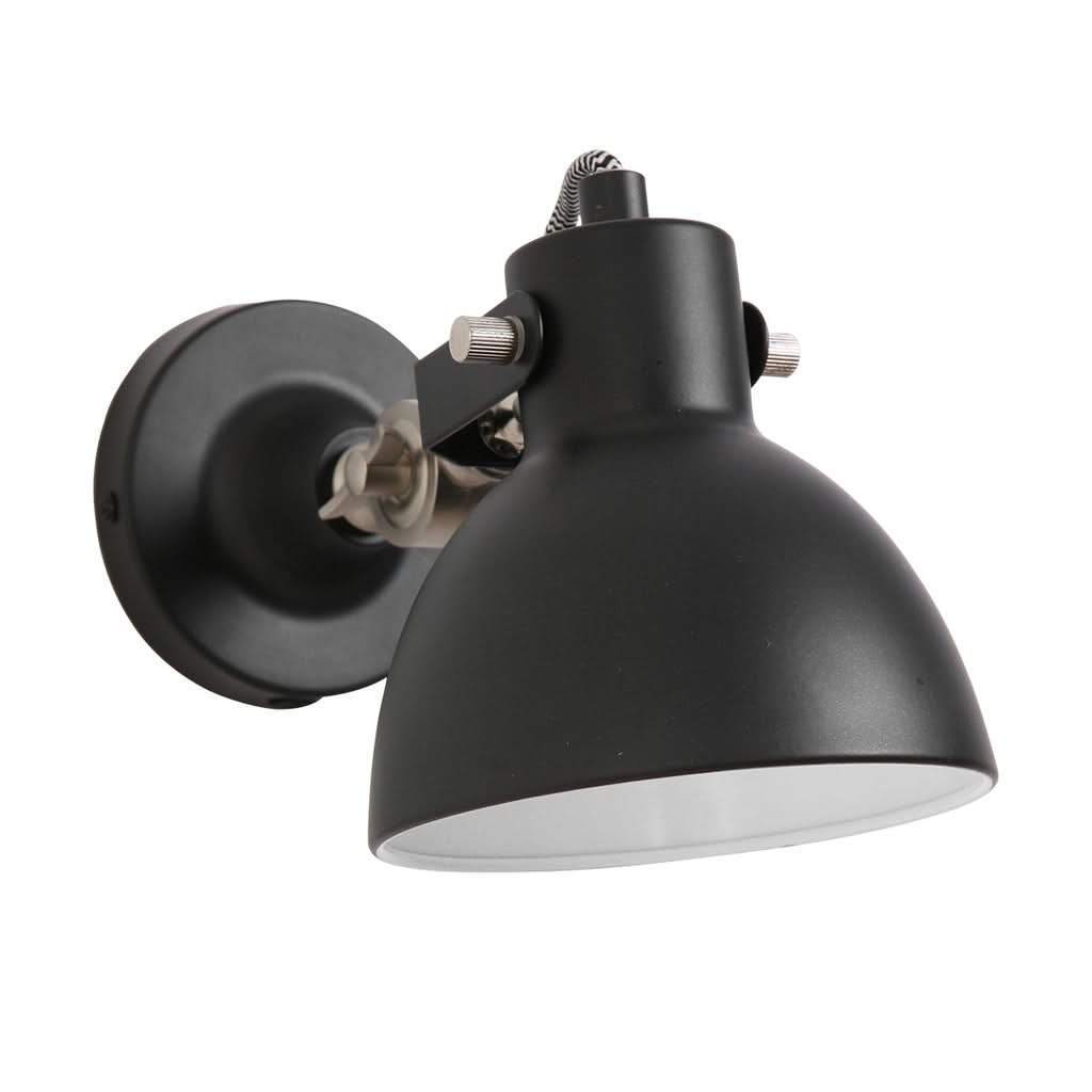 Vue rapprochée du luminaire mural noir, intérieur blanc et fixations apparentes