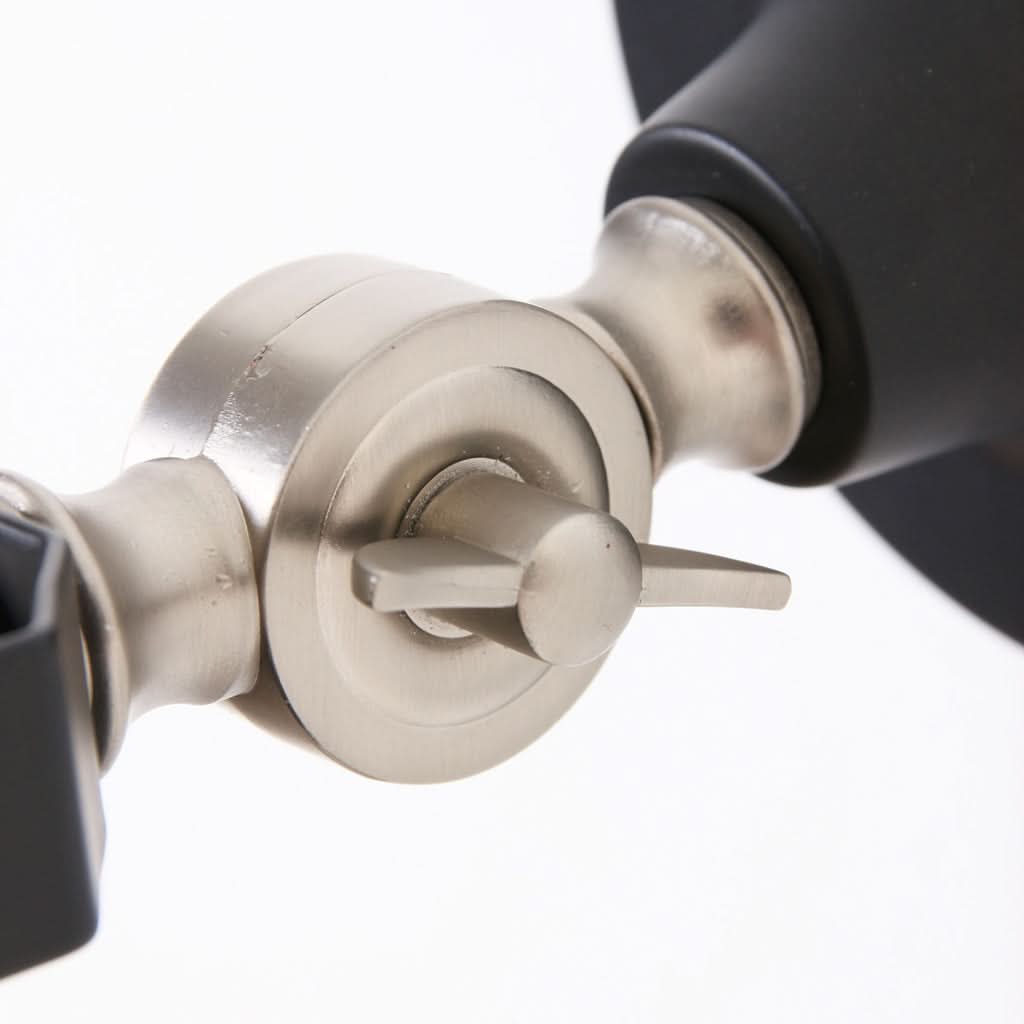 Détail du joint orientable et de la vis moletée en métal brossé