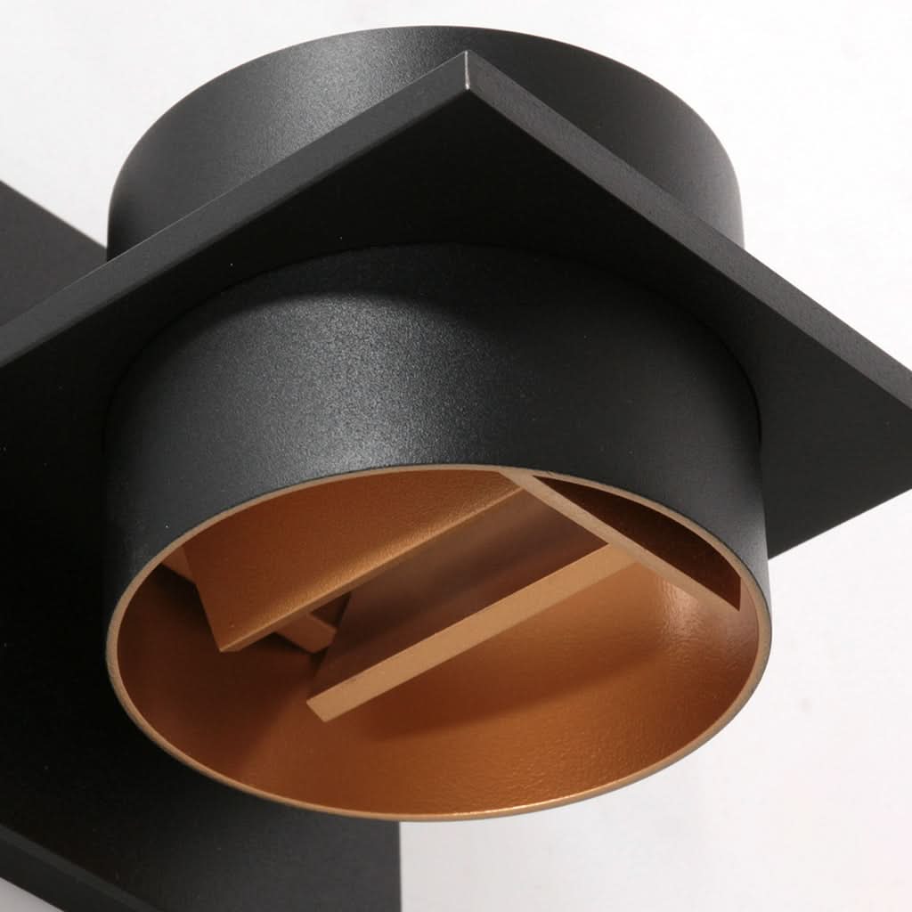 Gros plan sur l'abat-jour cylindrique noir et son intérieur doré réfléchissant