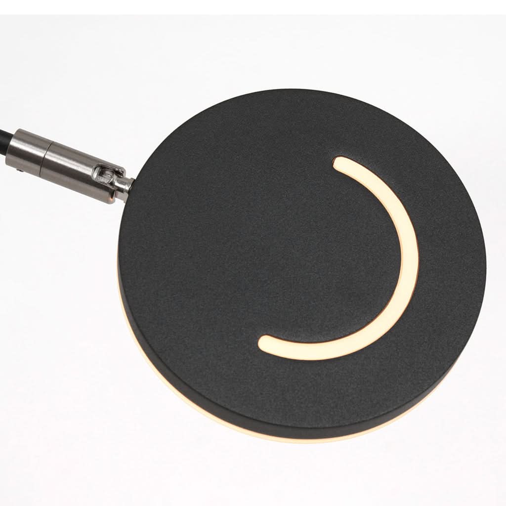 Gros plan sur la tête ronde noire et son ruban LED en forme de croissant.