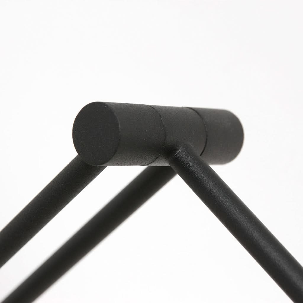 Détail de l'articulation centrale cylindrique noire entre les deux bras.
