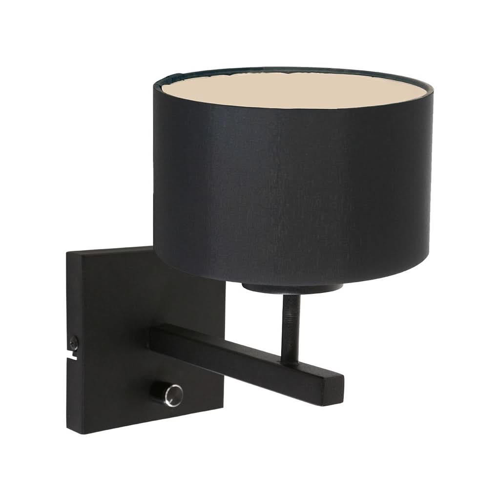 Vue rapprochée de l'applique, intérieur beige de l'abat-jour en lin noir.