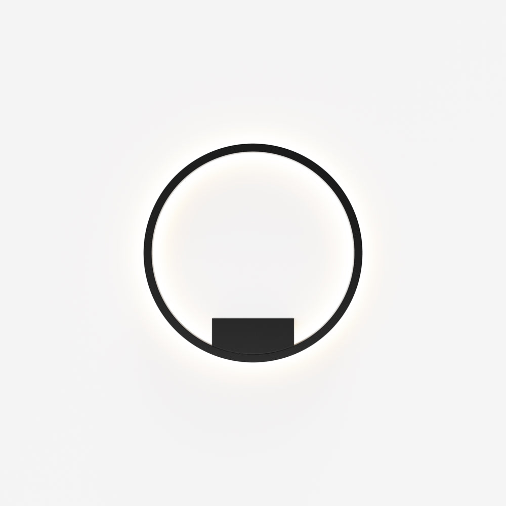 Modèle noir allumé de face, cercle noir diffusant une lumière chaude