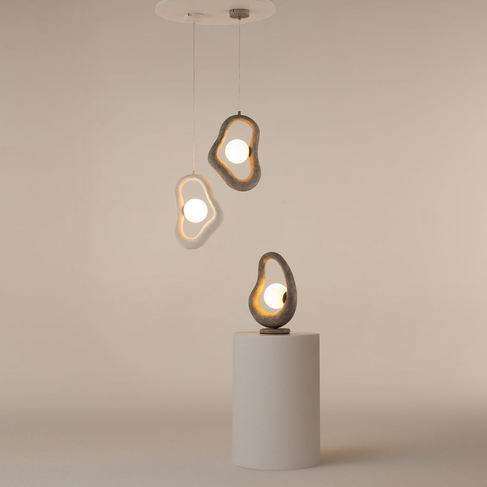 Mise en ambiance avec suspensions assorties et version à poser sur cylindre blanc.