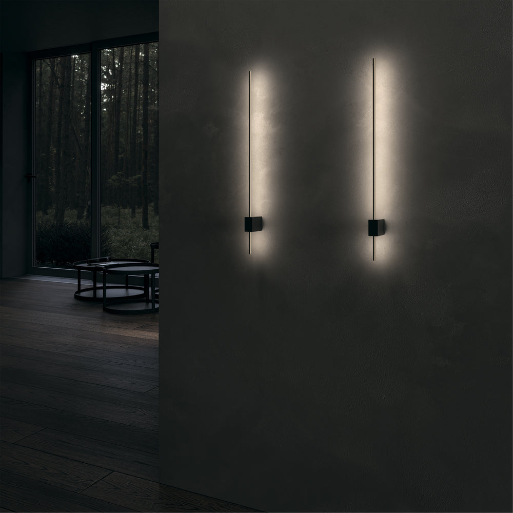 Mise en ambiance, deux appliques allumées sur un mur sombre intérieur