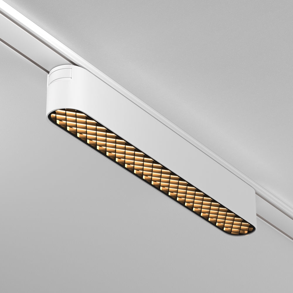 Spot blanc sur rail vu de dessous, grille alvéolée dorée éclairée