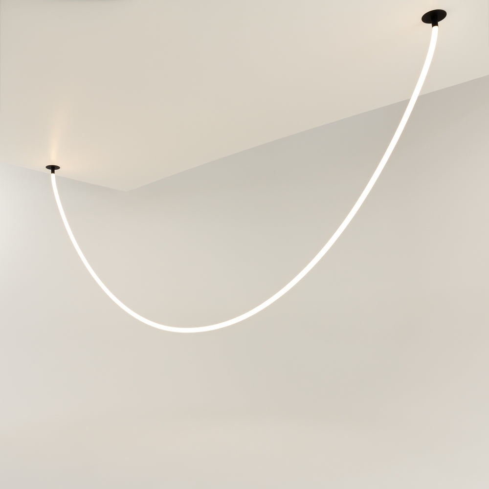 Installation au plafond, courbe lumineuse traversant l'angle de la pièce