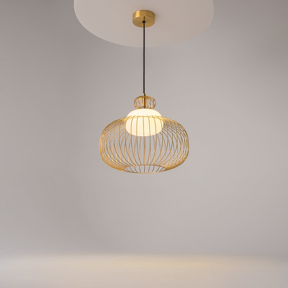 Schwebende goldene Pendelleuchte