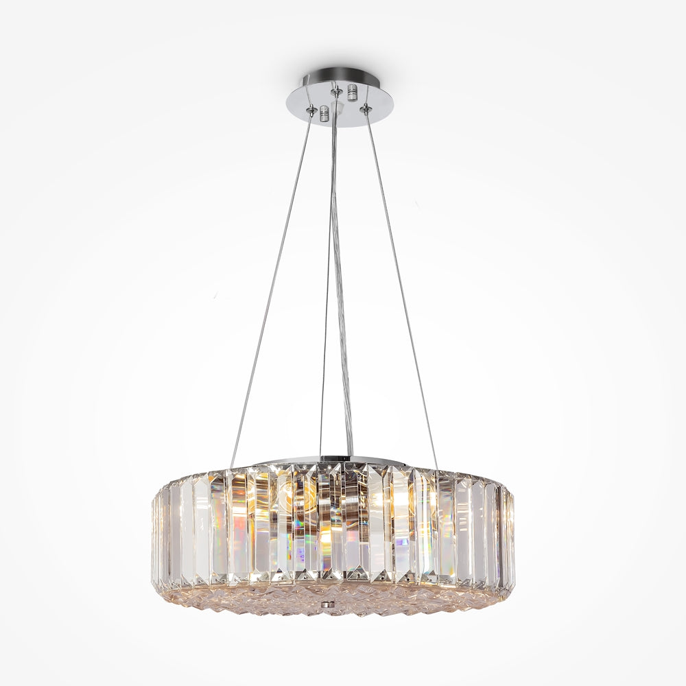 Luminaire suspendu allumé, vu de trois quarts, câbles et rosace visibles