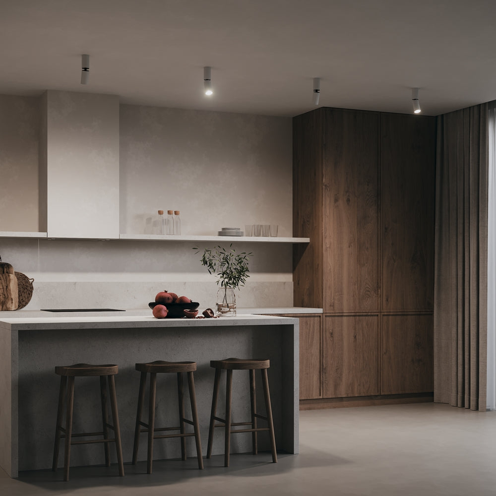 Mise en ambiance : quatre spots blancs fixés au plafond d'une cuisine moderne
