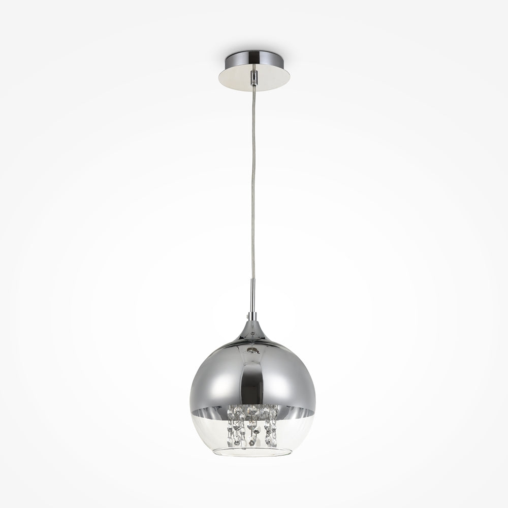 Suspension boule chromée vue de face, câble fin et cristaux visibles sous la calotte