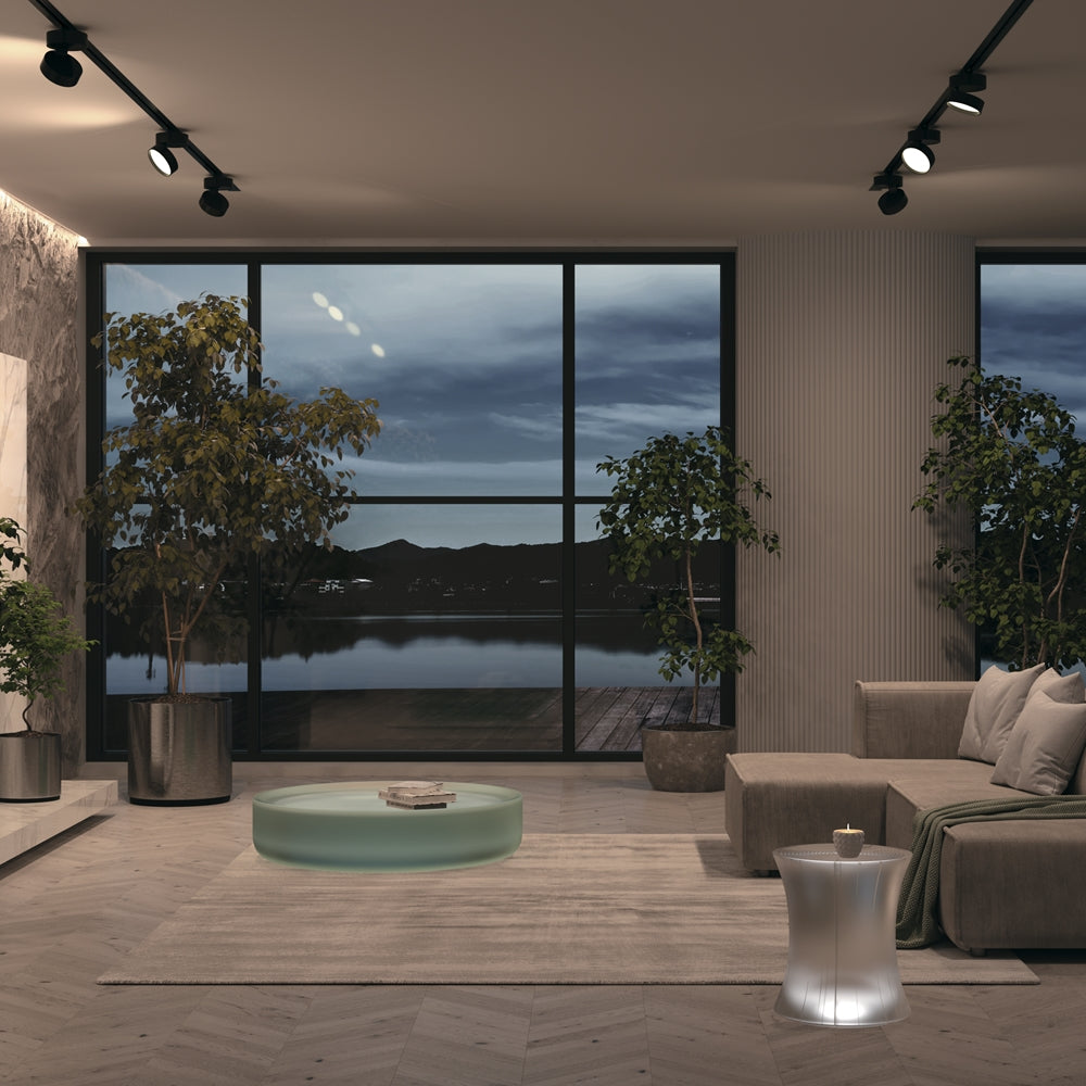 Mise en ambiance salon contemporain avec plusieurs spots noirs sur rail